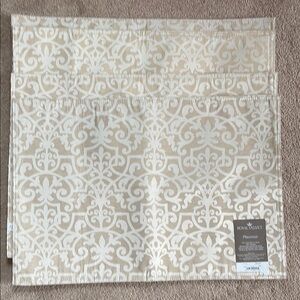 Royal Velvet Beige Damask Placemats (Set of 4)